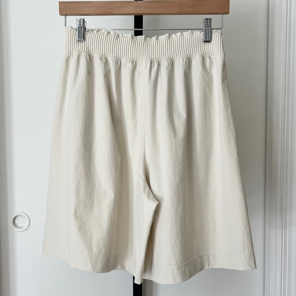 Lululemon Stretch Woven Ruffle-Waist High-Rise Short 9" - Picture 4 of 14